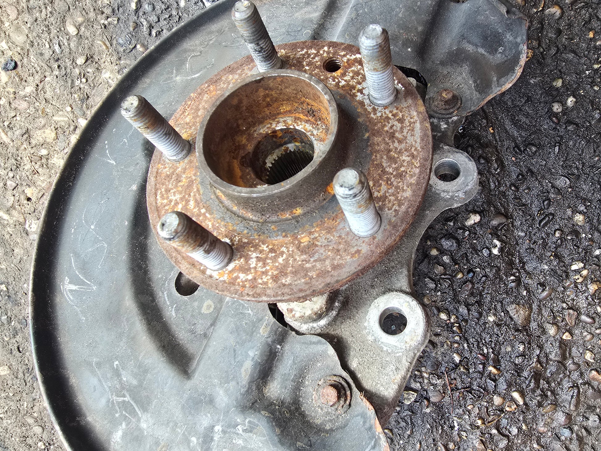 Volvo V40 Cross Country 2012-2019 Front Left Hub Assembly — photo 3