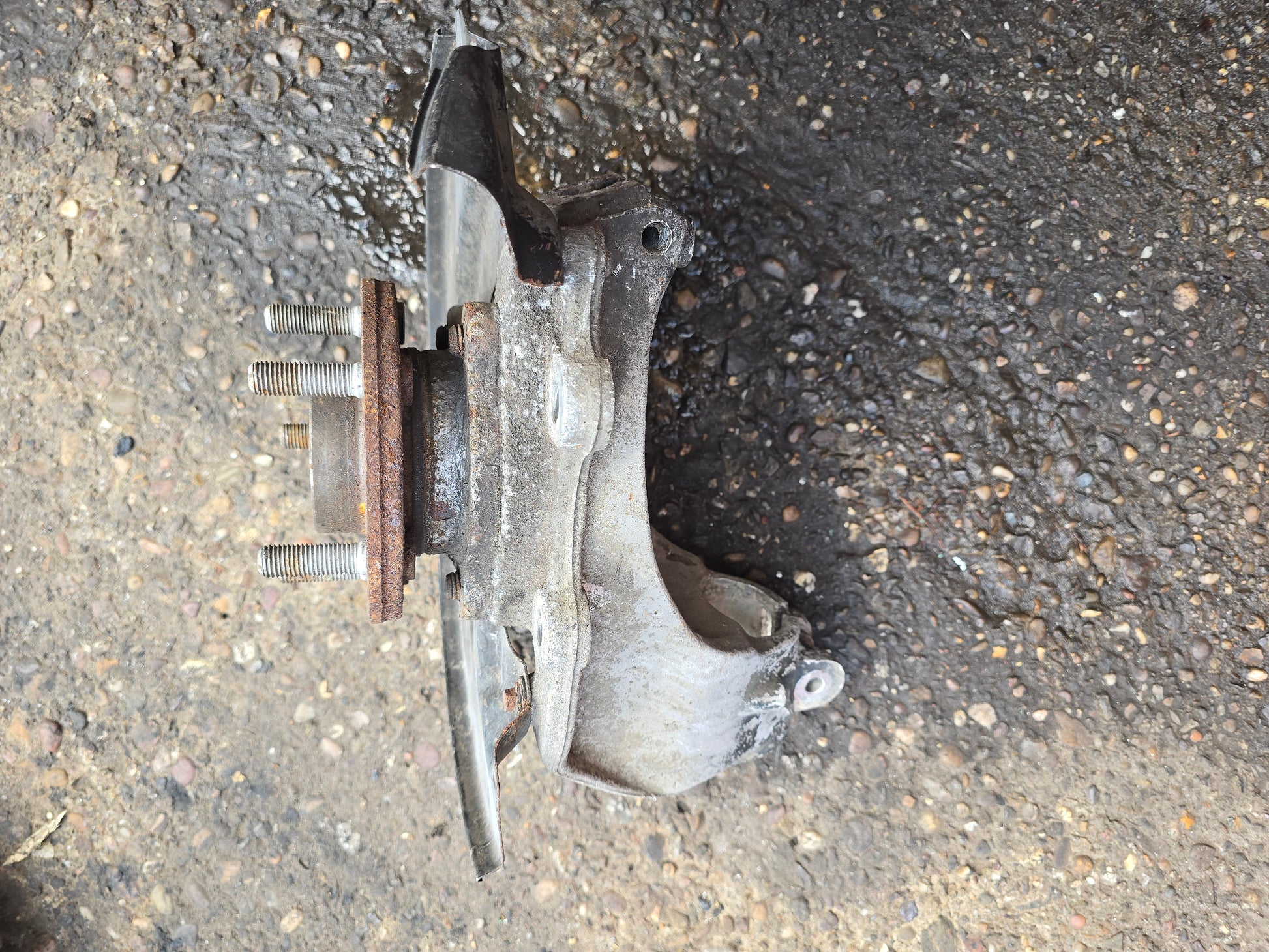 Volvo V40 Cross Country 2012-2019 Front Left Hub Assembly — photo 4