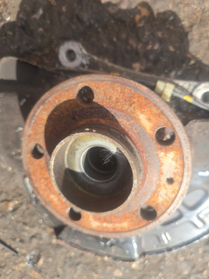 2005 Volvo V70 Left Front Hub Assembly 2.4 Diesel D5244T5