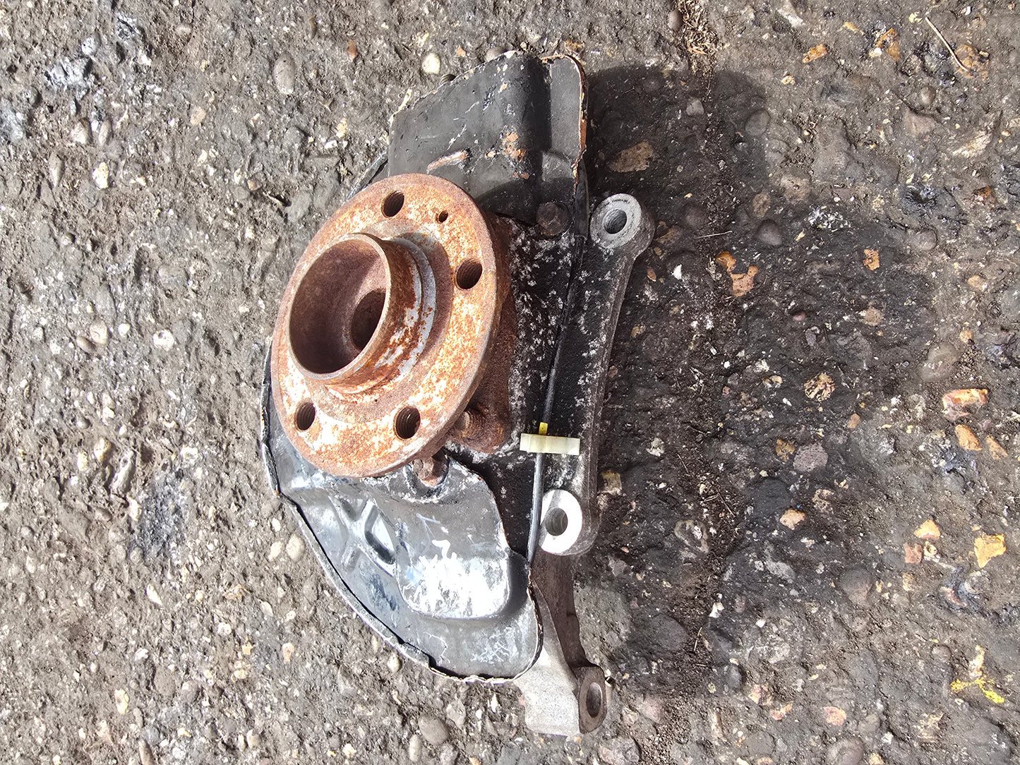 2005 Volvo V70 Left Front Hub Assembly 2.4 Diesel D5244T5 — VRAC Grade B