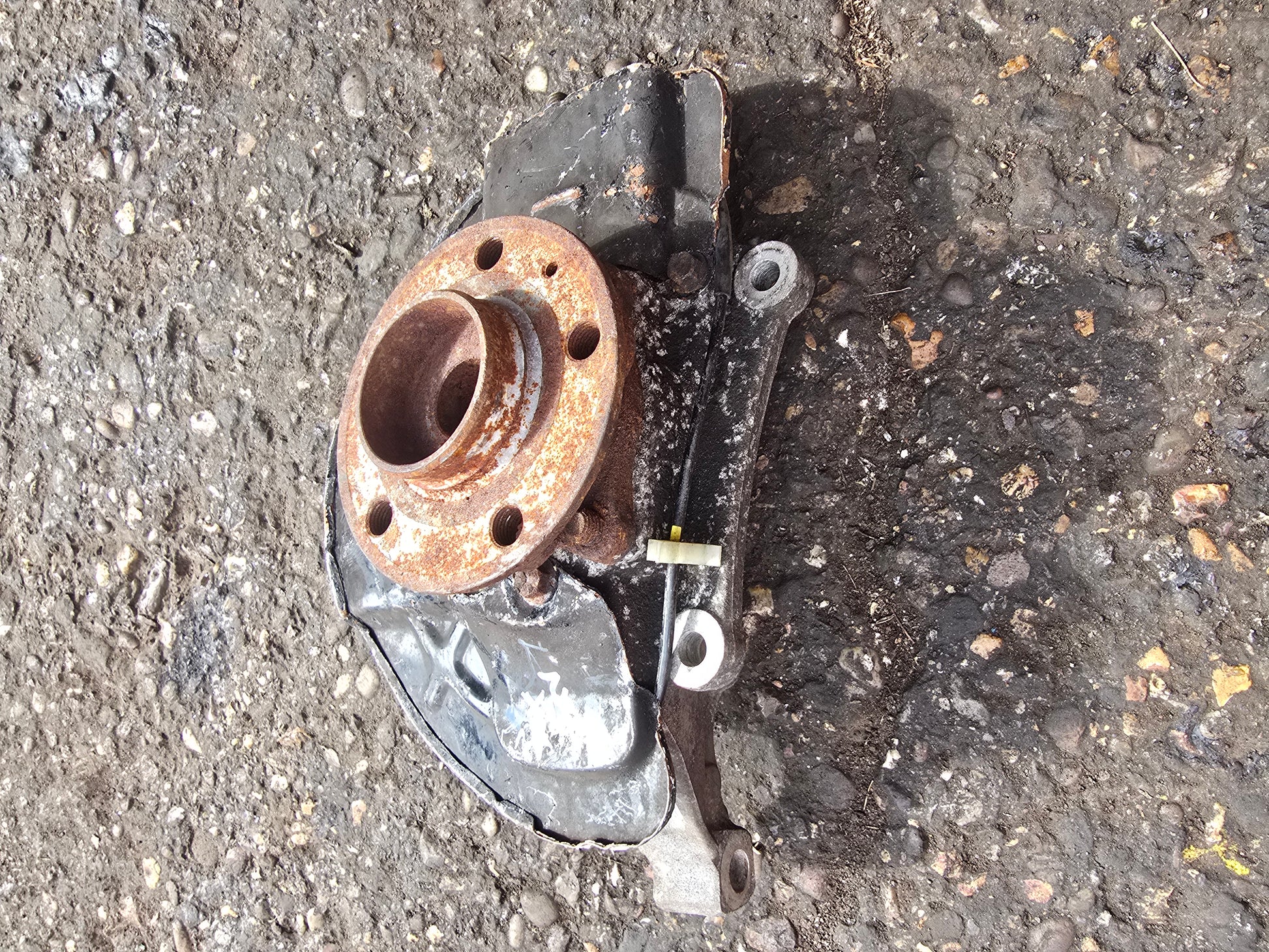 2005 Volvo V70 Left Front Hub Assembly 2.4 Diesel D5244T5 — VRAC Grade B