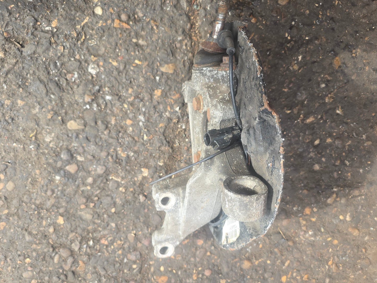 2005 Volvo V70 Left Front Hub Assembly 2.4 Diesel D5244T5 — VRAC Grade B