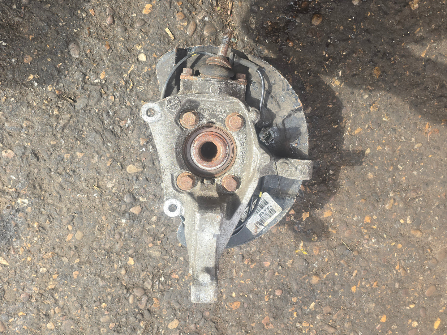 2005 Volvo V70 Left Front Hub Assembly 2.4 Diesel D5244T5 — VRAC Grade B