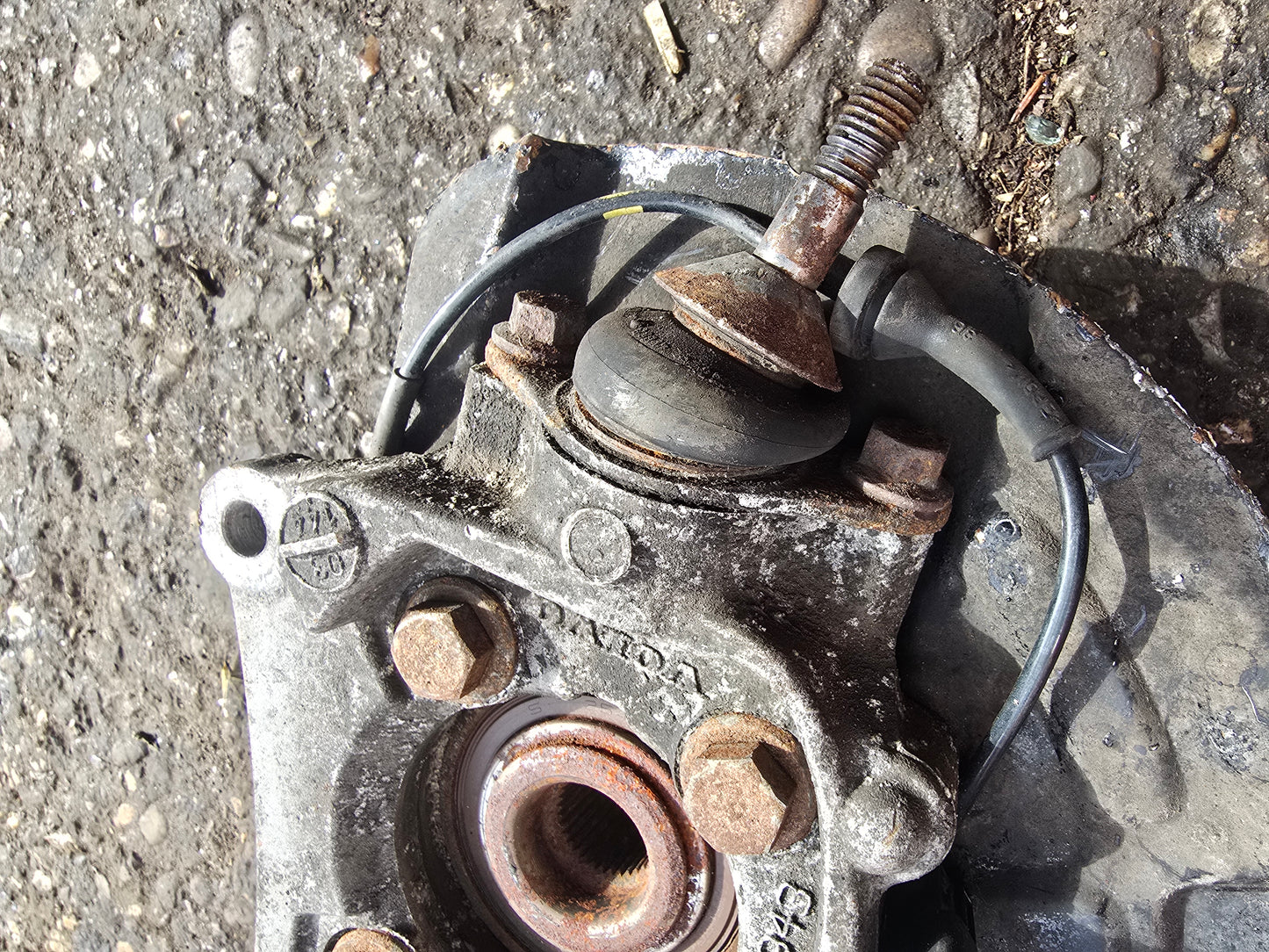 2005 Volvo V70 Left Front Hub Assembly 2.4 Diesel D5244T5 — VRAC Grade B