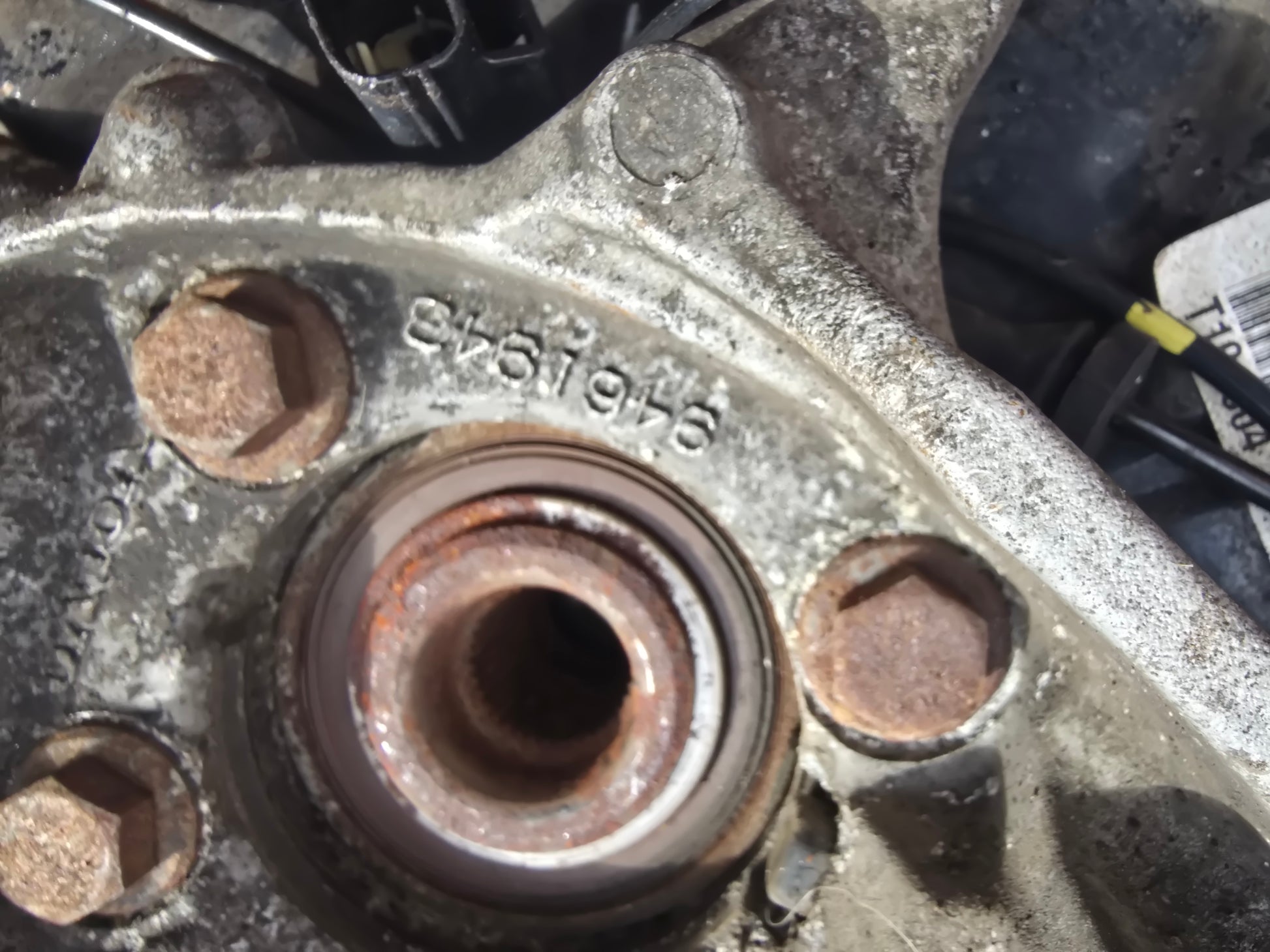 2005 Volvo V70 Left Front Hub Assembly 2.4 Diesel D5244T5 — VRAC Grade B