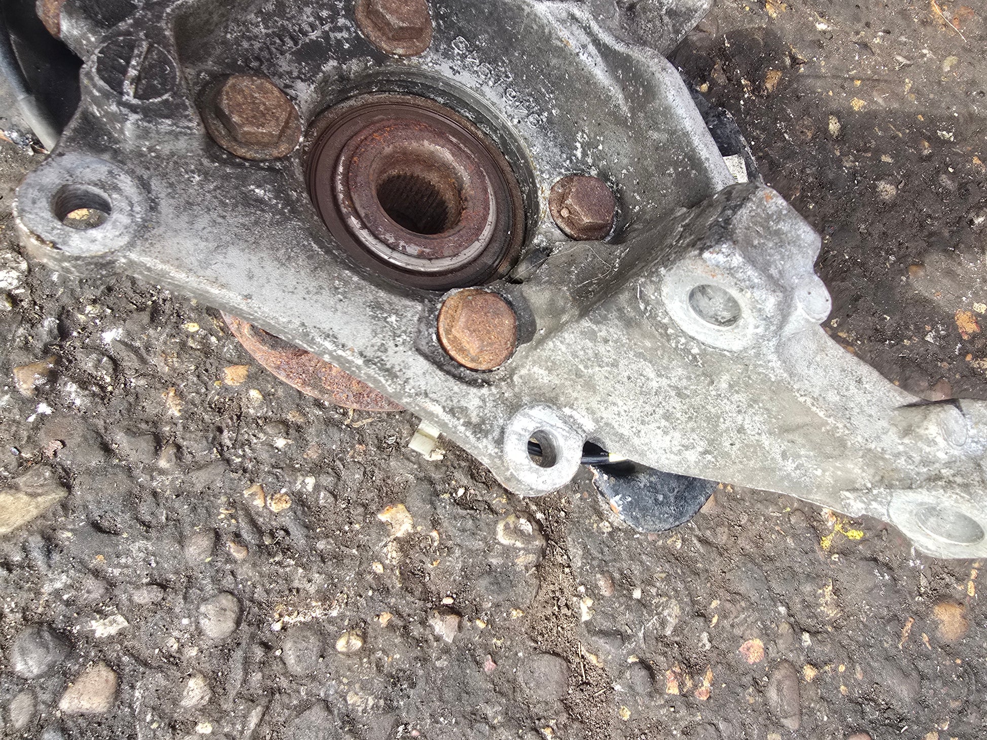 2005 Volvo V70 Left Front Hub Assembly 2.4 Diesel D5244T5 — VRAC Grade B