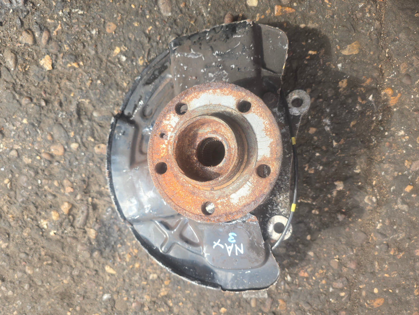2005 Volvo V70 Left Front Hub Assembly 2.4 Diesel Passenger Side — Stock 9894