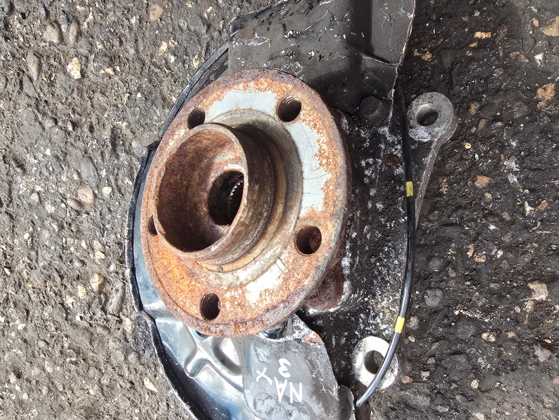 2005 Volvo V70 Left Front Hub Assembly 2.4 Diesel Passenger Side — Stock 9894