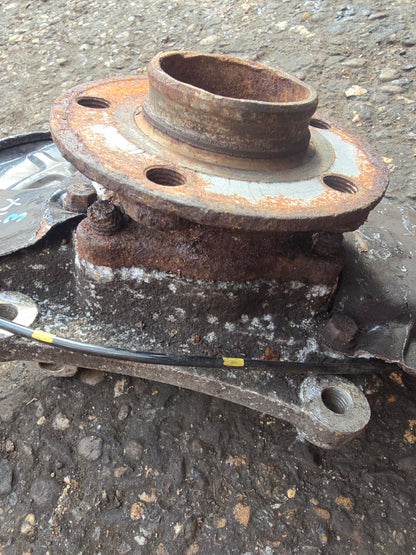 2005 Volvo V70 Left Front Hub Assembly 2.4 Diesel Passenger Side — Stock 9894