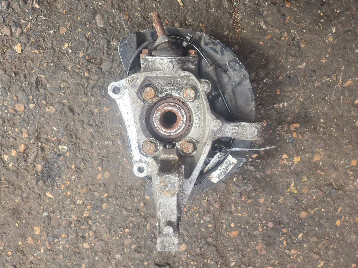 2005 Volvo V70 Left Front Hub Assembly 2.4 Diesel Passenger Side — Stock 9894