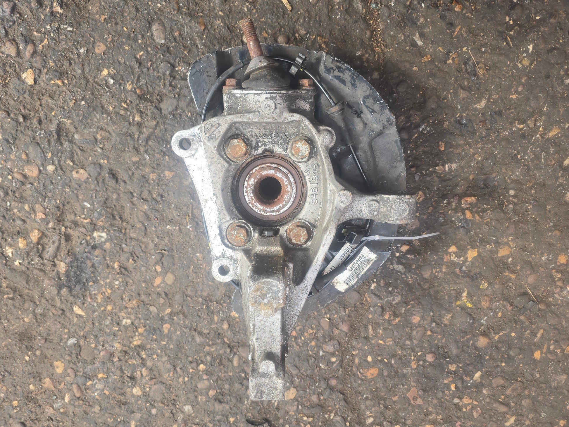 2005 Volvo V70 Left Front Hub Assembly 2.4 Diesel Passenger Side — Stock 9894