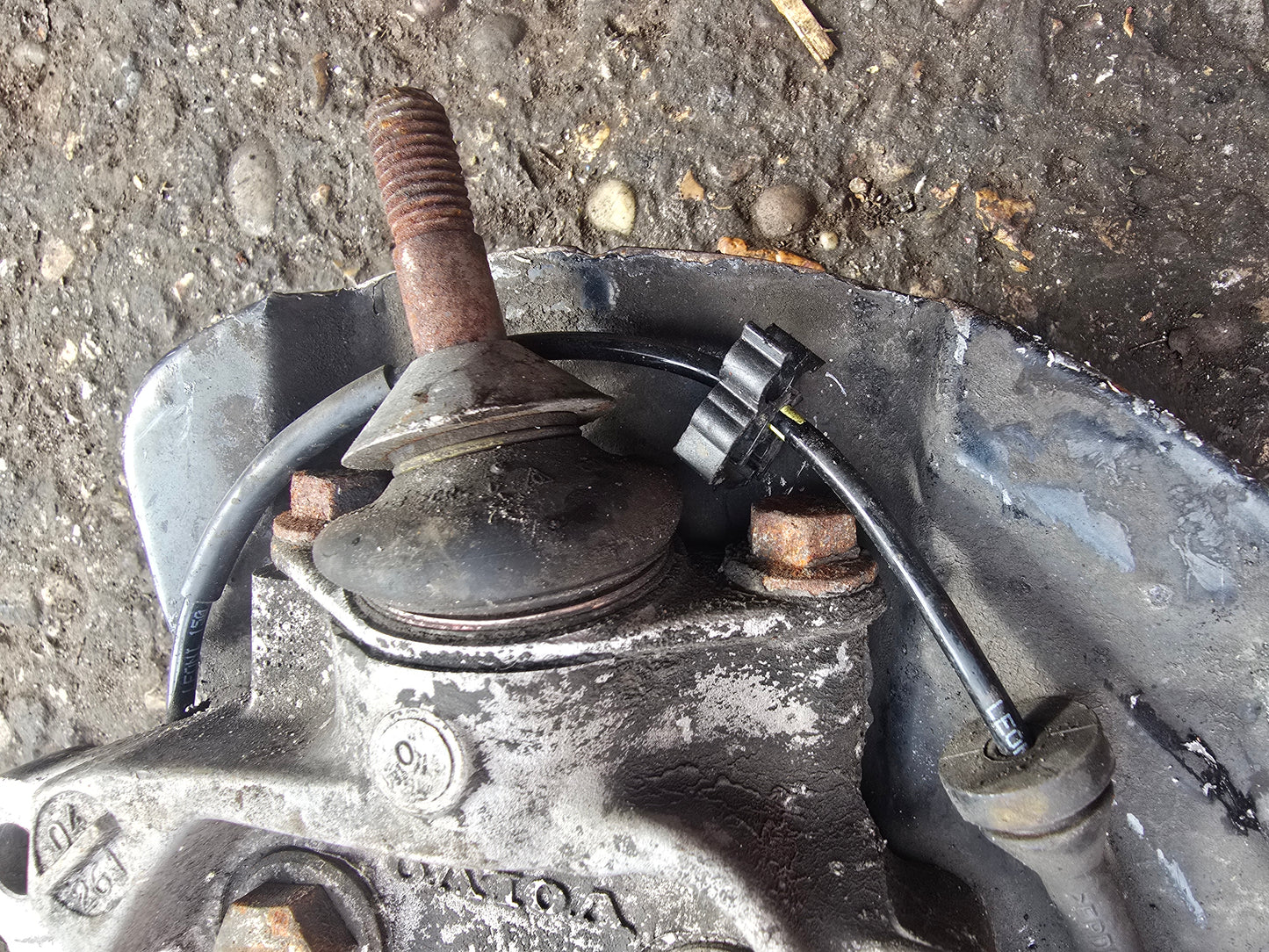 2005 Volvo V70 Left Front Hub Assembly 2.4 Diesel Passenger Side — Stock 9894