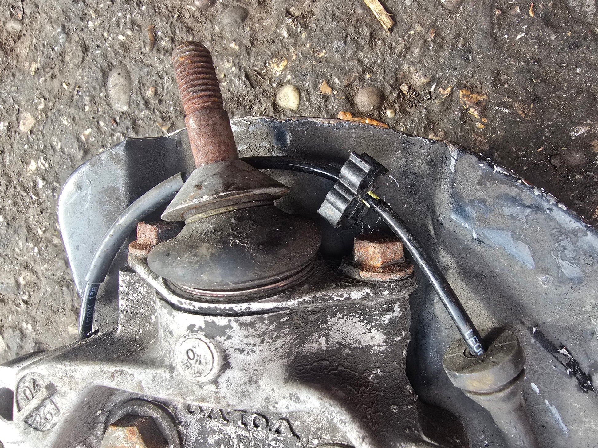 2005 Volvo V70 Left Front Hub Assembly 2.4 Diesel Passenger Side — Stock 9894