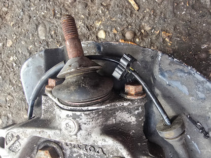 2005 Volvo V70 Left Front Hub Assembly 2.4 Diesel Passenger Side — Stock 9894
