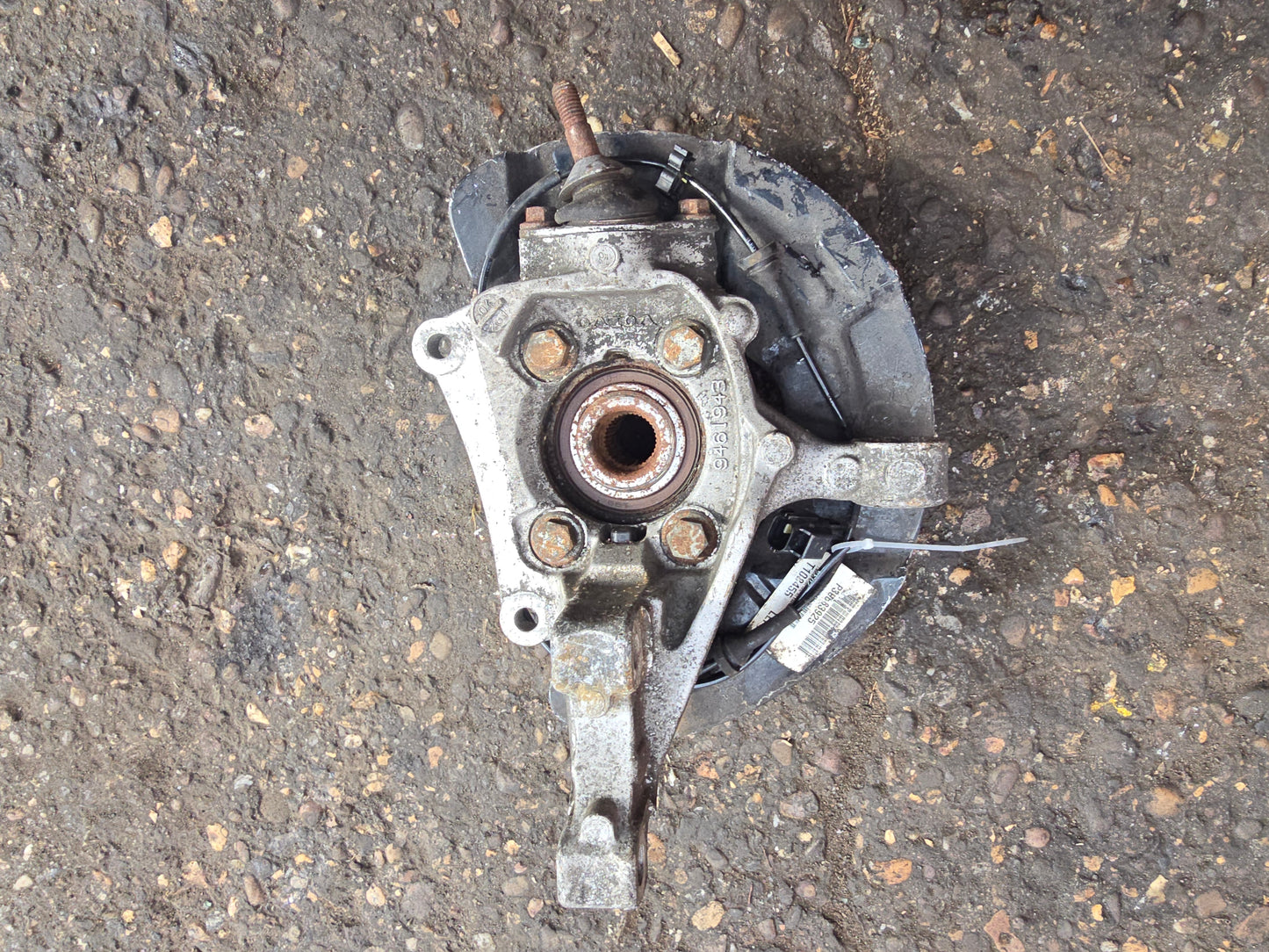 2005 Volvo V70 Left Front Hub Assembly 2.4 Diesel Passenger Side — Stock 9894