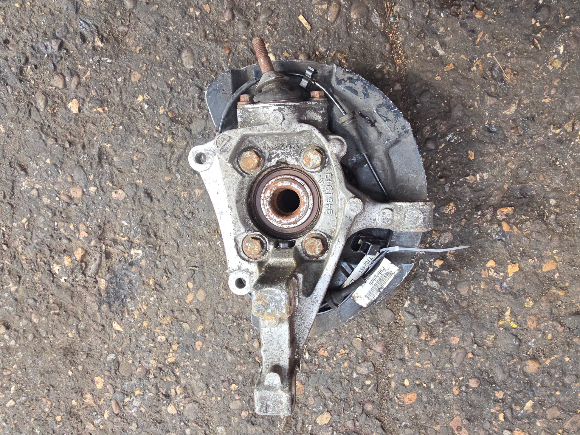 2005 Volvo V70 Left Front Hub Assembly 2.4 Diesel Passenger Side — Stock 9894