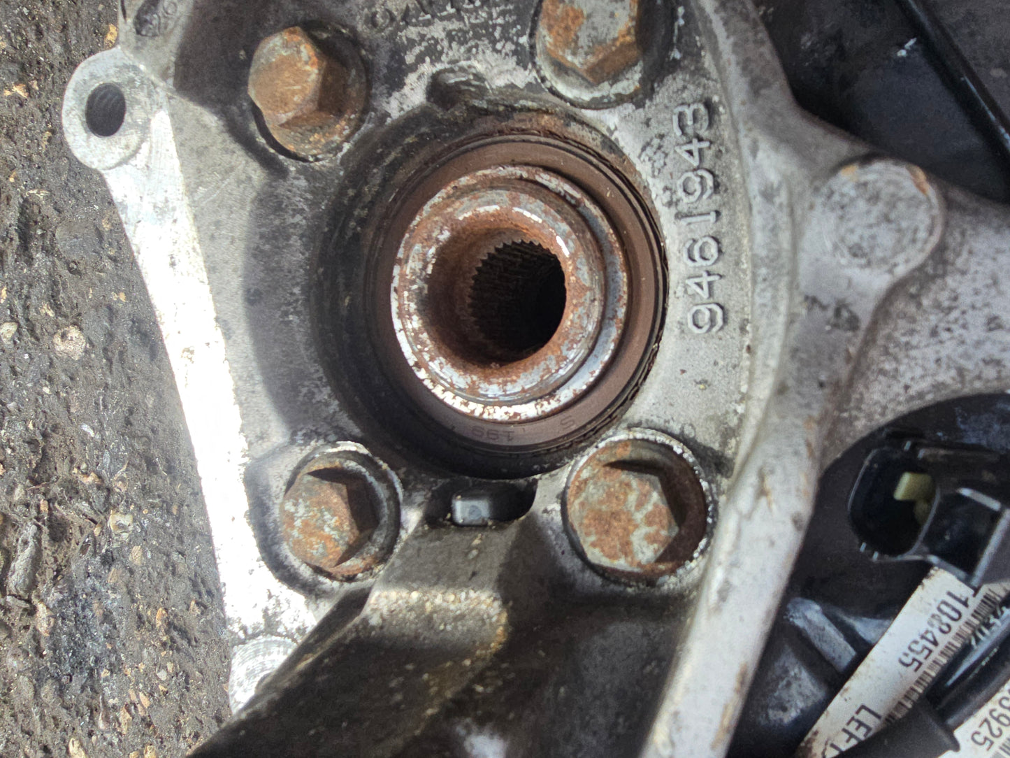 2005 Volvo V70 Left Front Hub Assembly 2.4 Diesel Passenger Side — Stock 9894