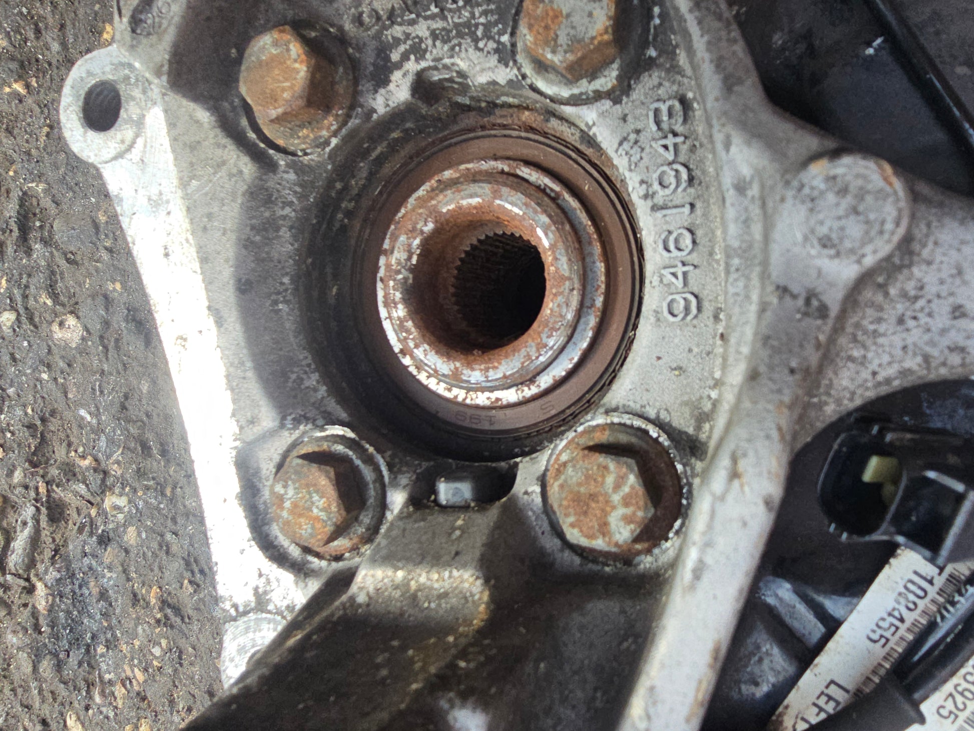 2005 Volvo V70 Left Front Hub Assembly 2.4 Diesel Passenger Side — Stock 9894