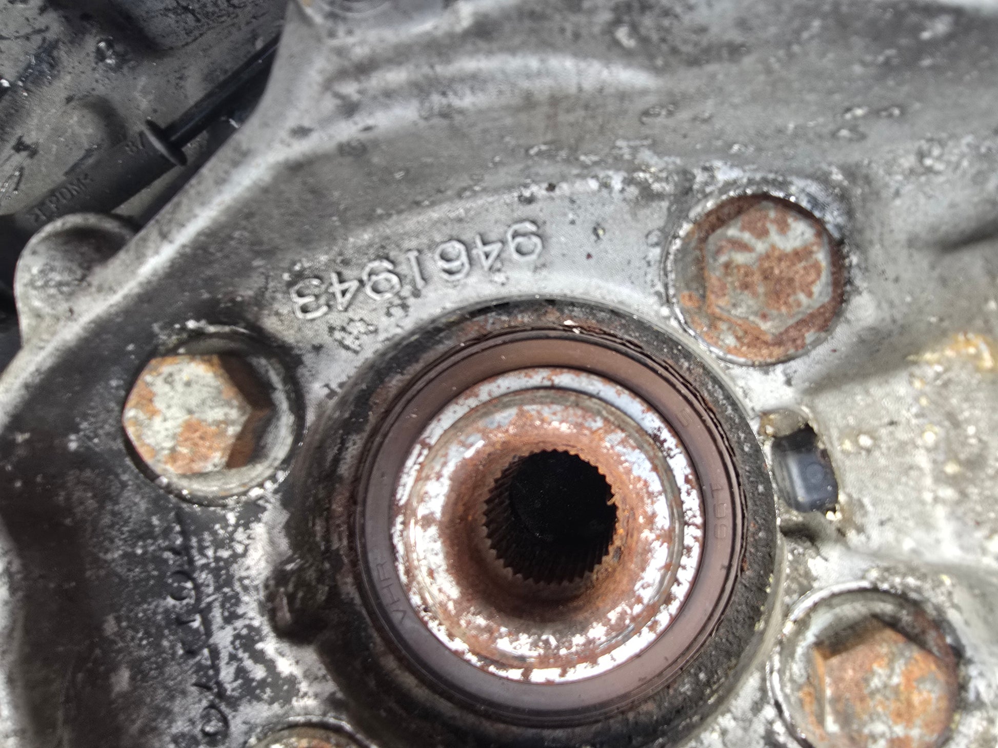 2005 Volvo V70 Left Front Hub Assembly 2.4 Diesel Passenger Side — Stock 9894