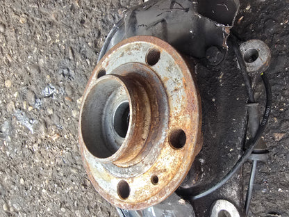 2007 Volvo S60 Left Front Hub Assembly 2.4D D5244T4 Automatic Passenger Side