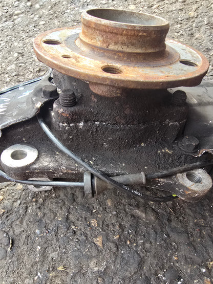 2007 Volvo S60 Left Front Hub Assembly 2.4D D5244T4 Automatic Passenger Side