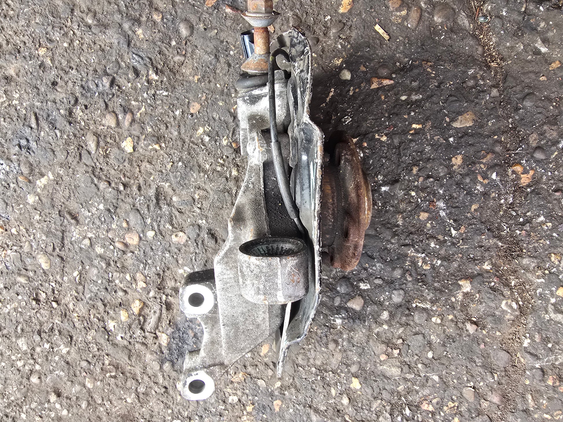 2007 Volvo S60 Left Front Hub Assembly 2.4D D5244T4 Automatic Passenger Side