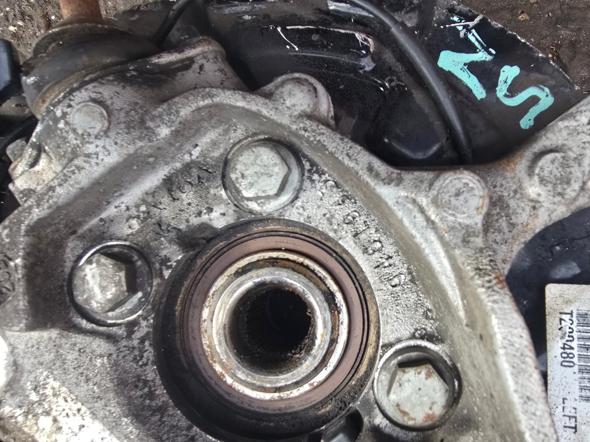2007 Volvo S60 Left Front Hub Assembly 2.4D D5244T4 Automatic Passenger Side