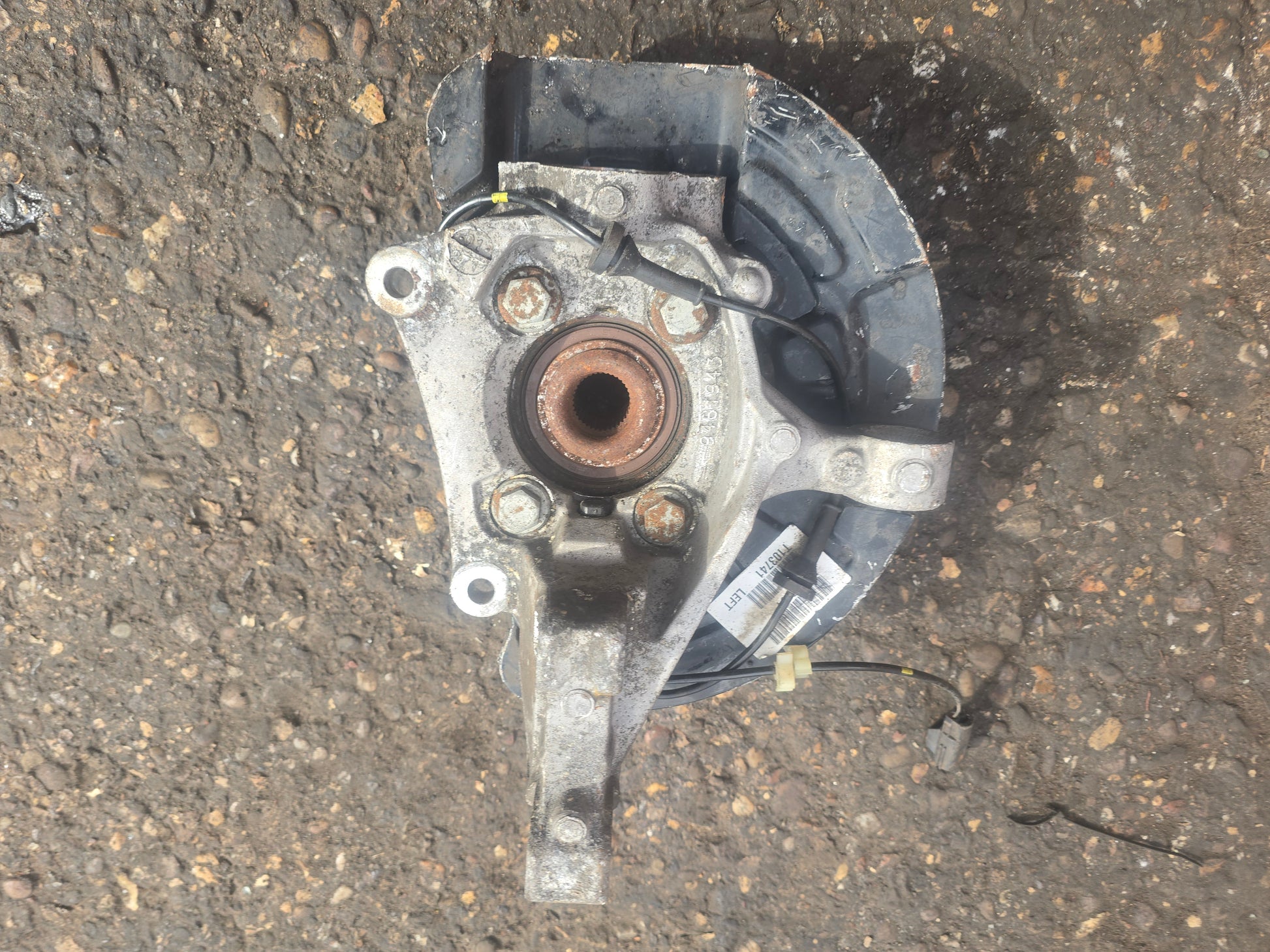 2007 Volvo S60 Left Front Hub Assembly 2.4 Diesel D5244T4 — VRAC Grade B