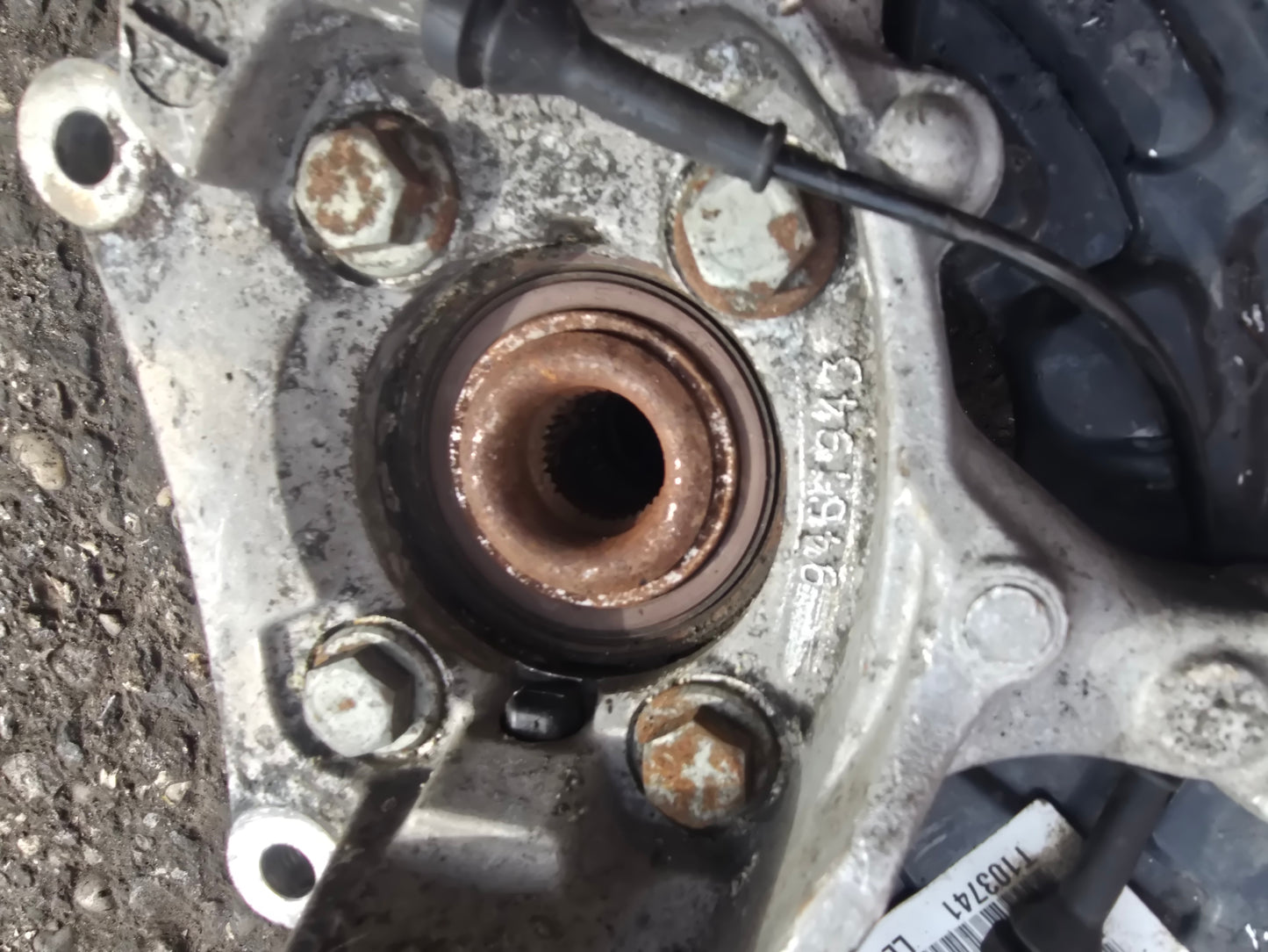 2007 Volvo S60 Left Front Hub Assembly 2.4 Diesel D5244T4 — VRAC Grade B