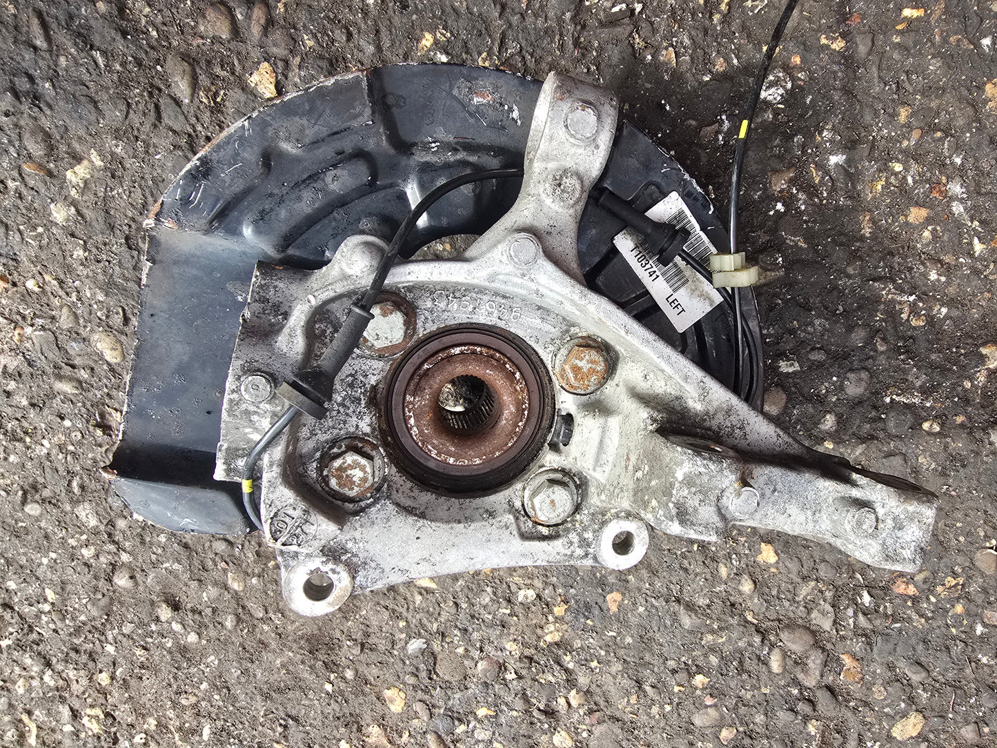 2007 Volvo S60 Left Front Hub Assembly 2.4 Diesel D5244T4 — VRAC Grade B
