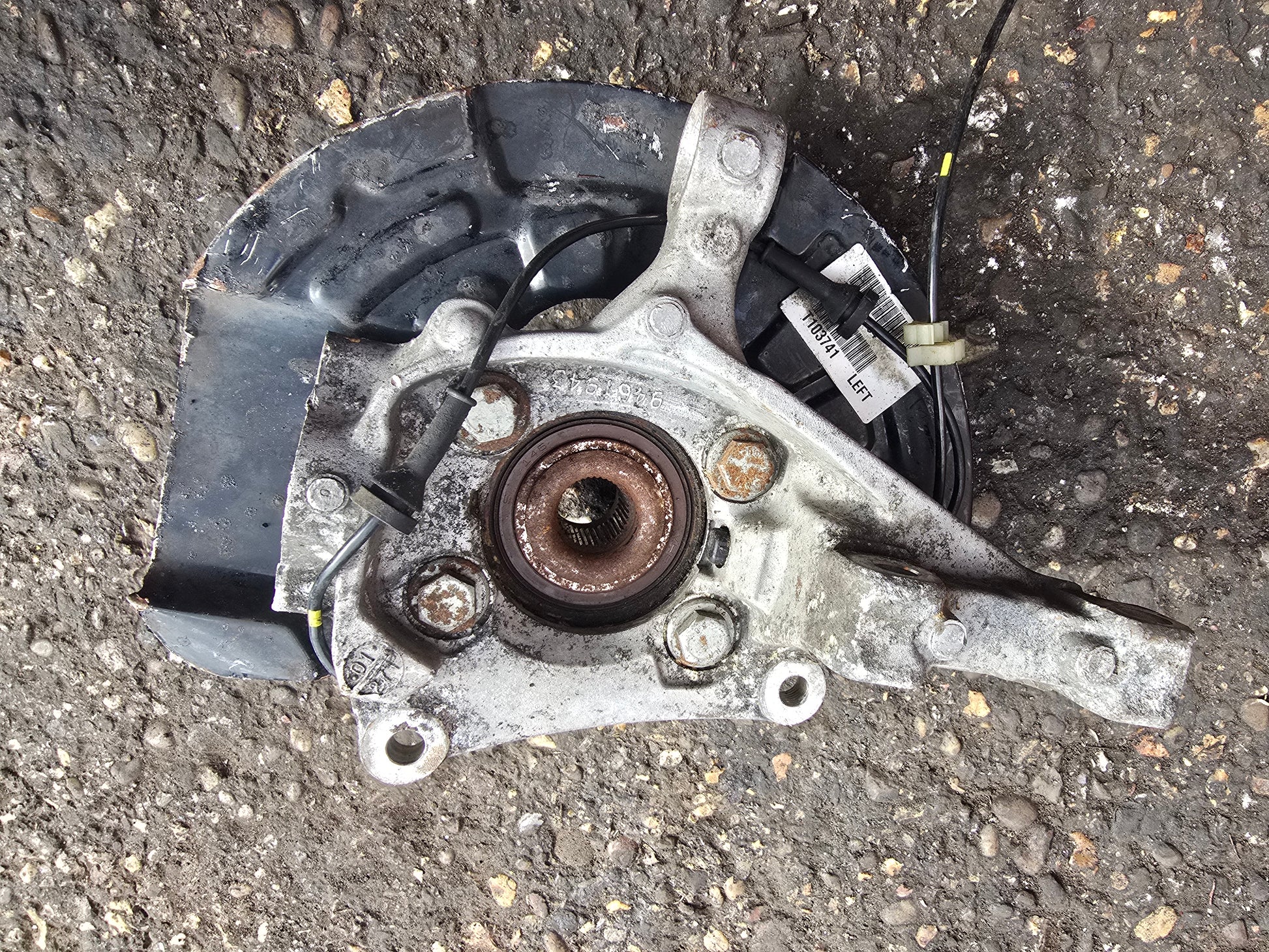 2007 Volvo S60 Left Front Hub Assembly 2.4 Diesel D5244T4 — VRAC Grade B