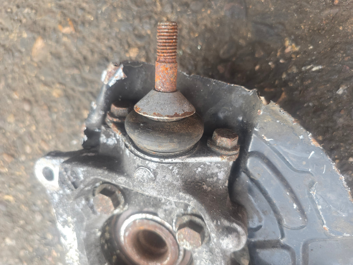 2007 Volvo S60 Left Front Hub Assembly 2.4 Diesel D5244T4 | VS Breakers