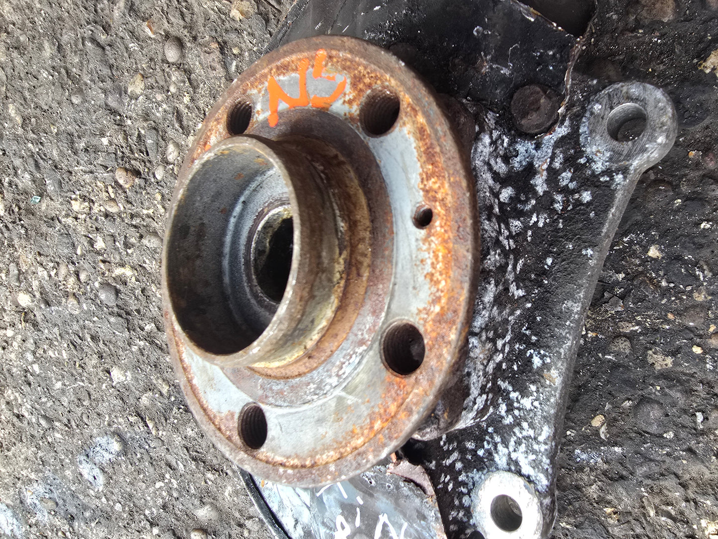 2004 Volvo S80 Left Front Hub Assembly 2.4 Diesel D5244T VRAC Grade B