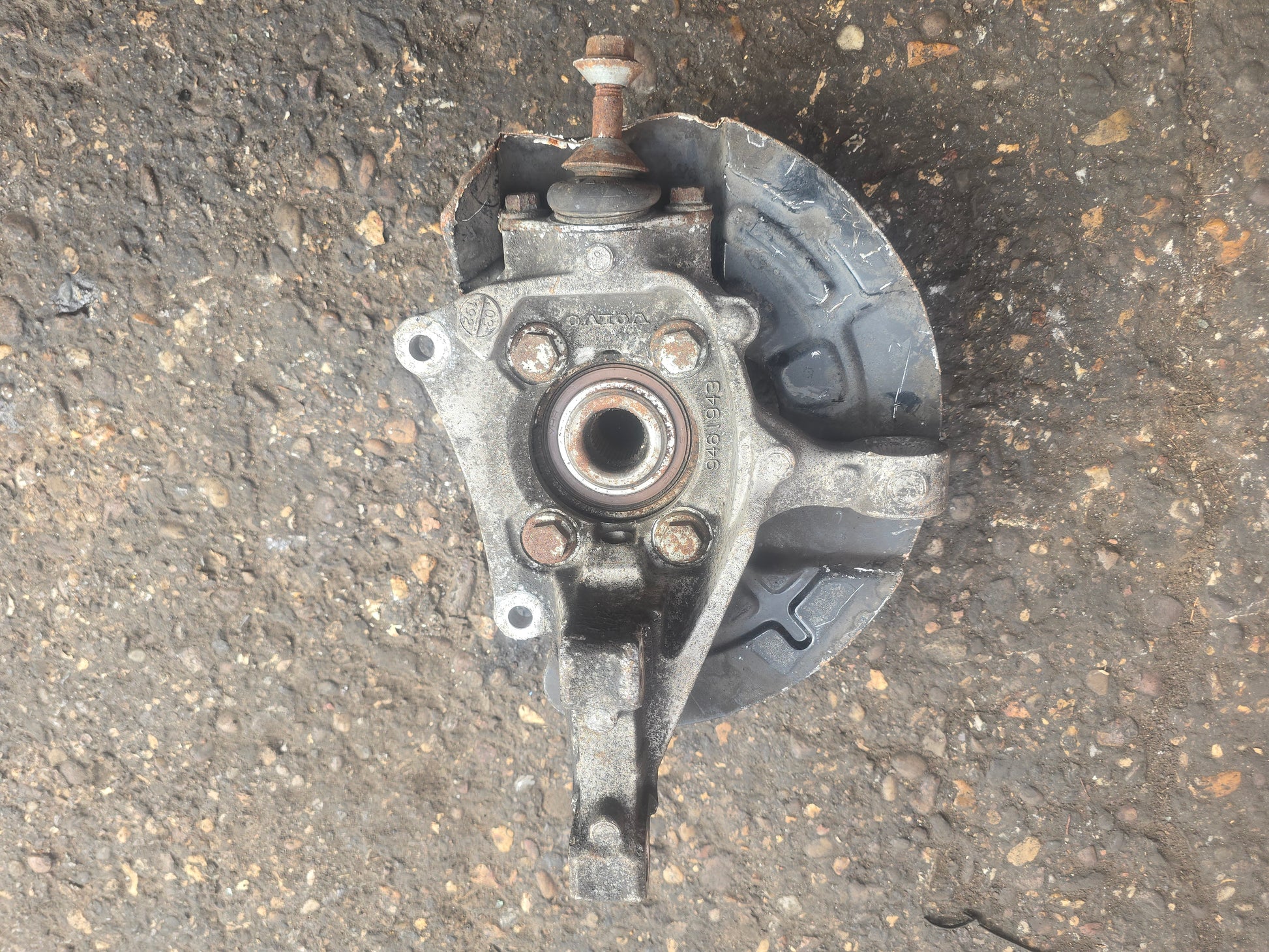 2004 Volvo S80 Left Front Hub Assembly 2.4 Diesel D5244T VRAC Grade B