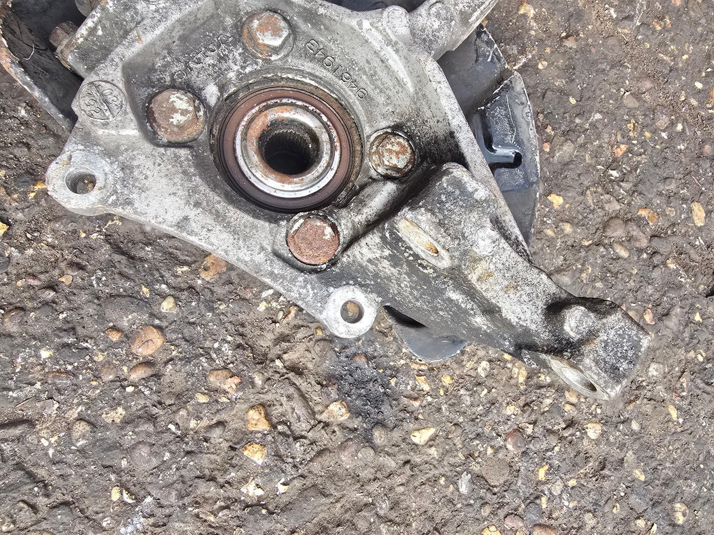 2004 Volvo S80 Left Front Hub Assembly 2.4 Diesel D5244T VRAC Grade B