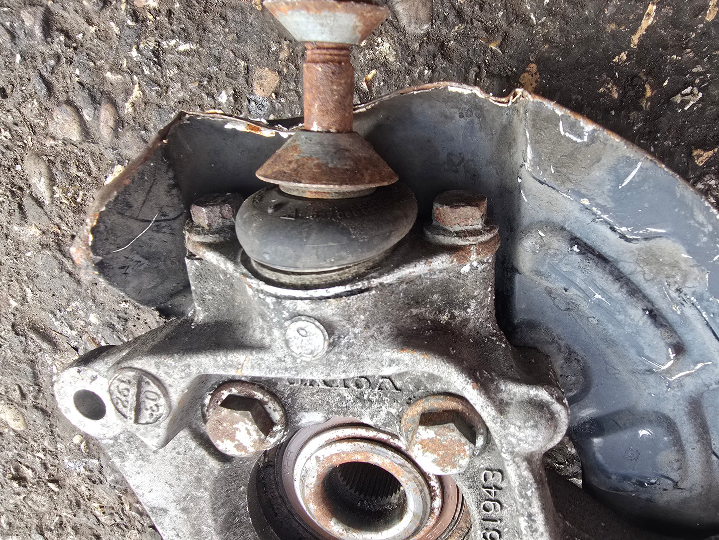 2004 Volvo S80 Left Front Hub Assembly 2.4 Diesel D5244T VRAC Grade B