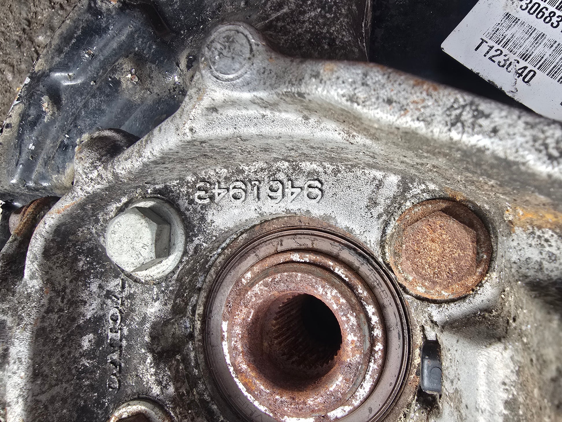 2004 Volvo S80 Left Front Hub Assembly 2.4 Diesel Passenger Side