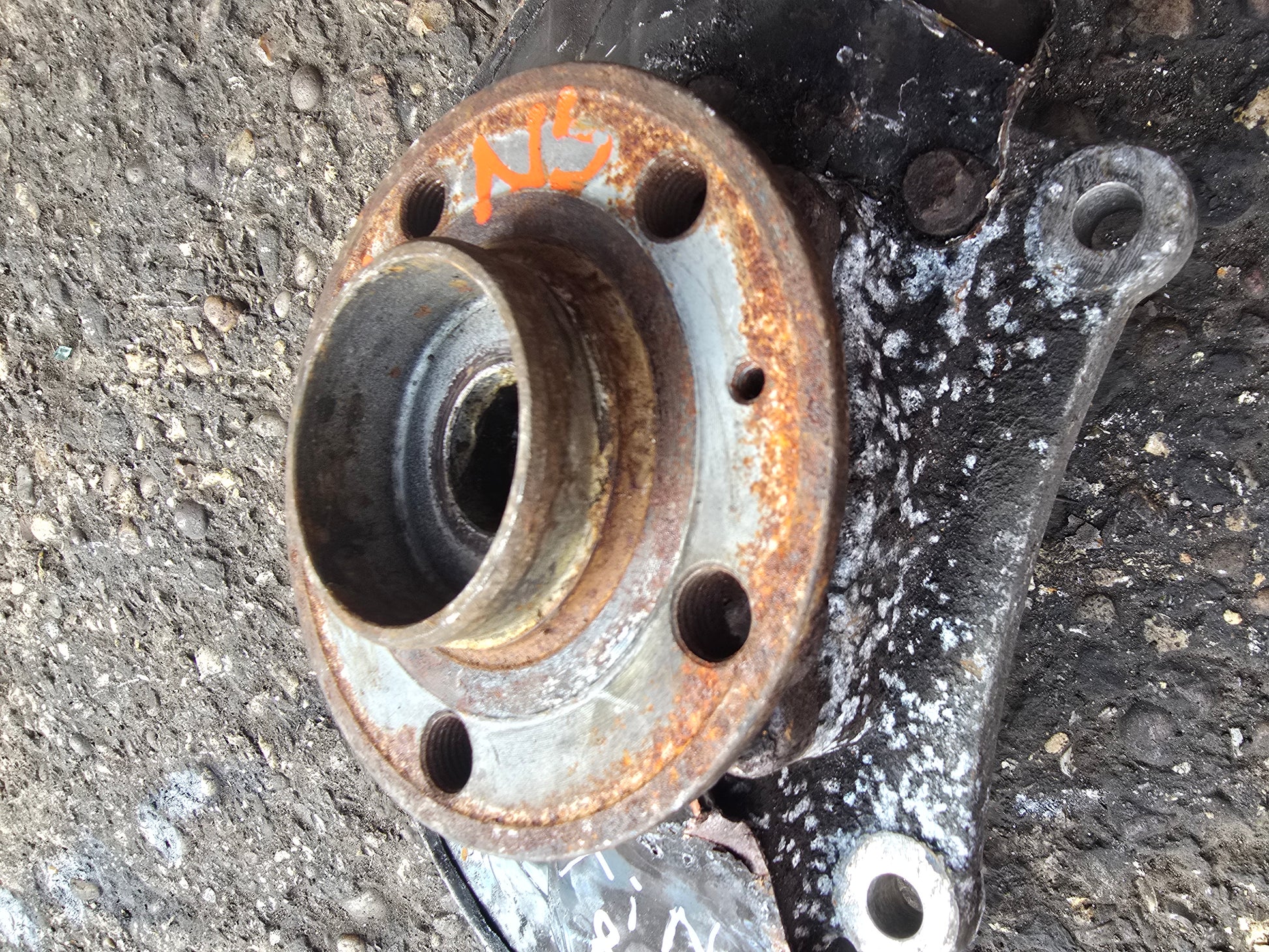 2004 Volvo S80 Left Front Hub Assembly 2.4 Diesel Passenger Side