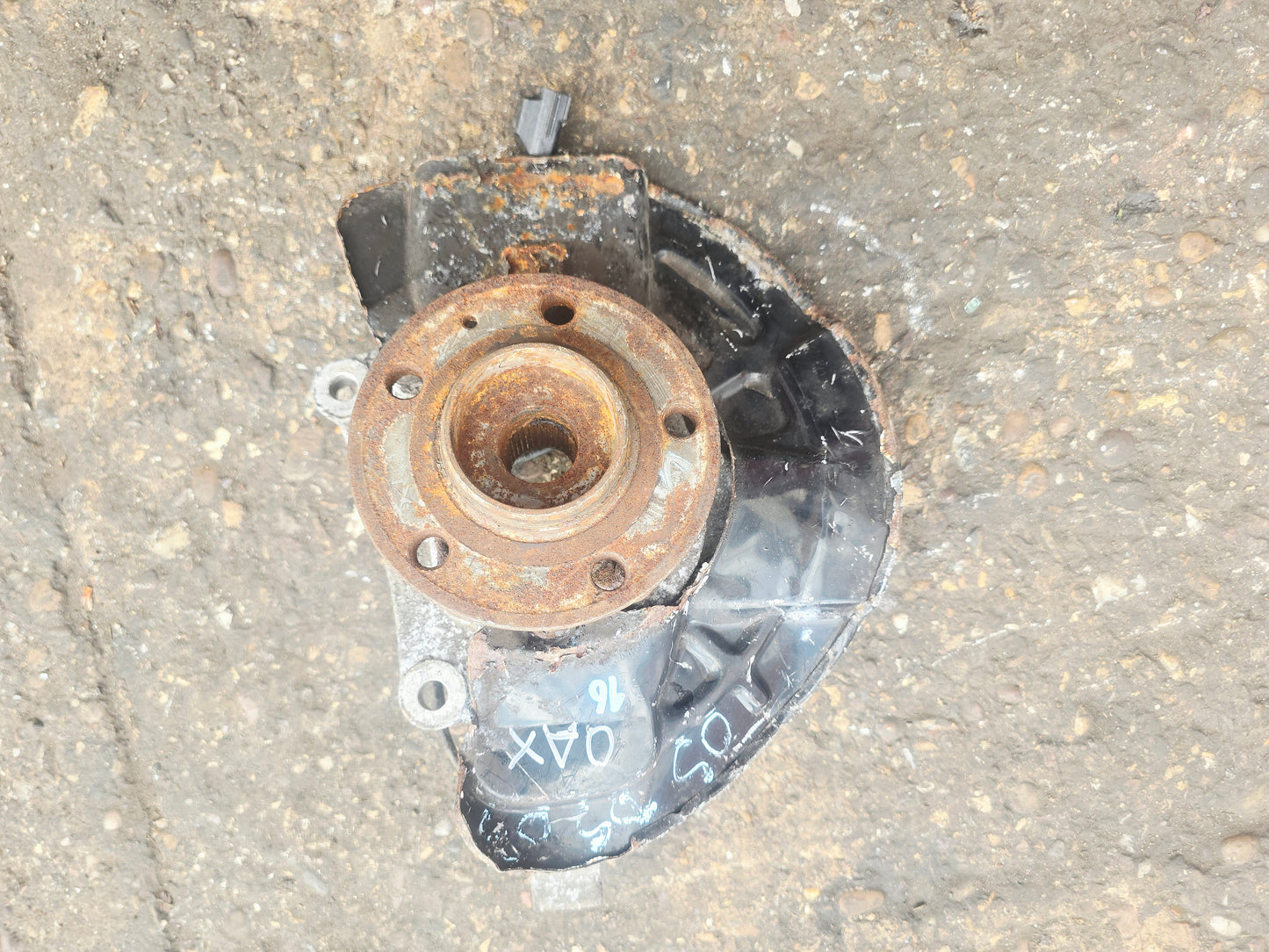 2006 Volvo XC70 Front Right Hub Assembly 310860 | VS Breakers
