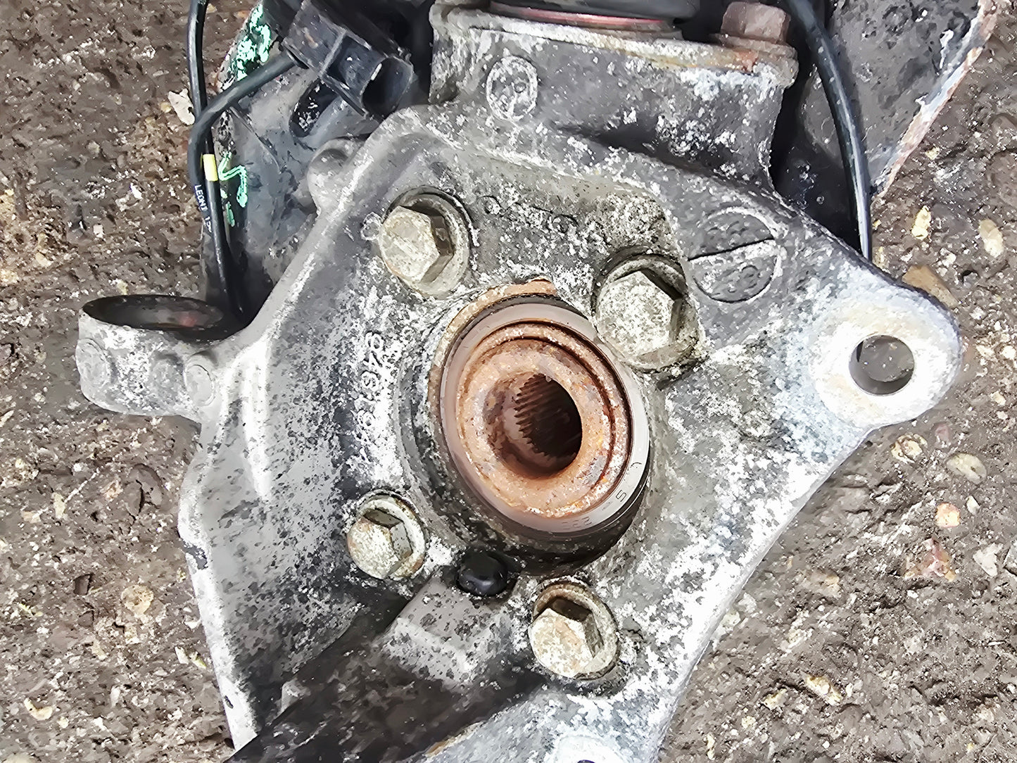 2004 Volvo S80 Front Right Driver Hub Assembly 2002-2006 2.4 Diesel Stock 9874