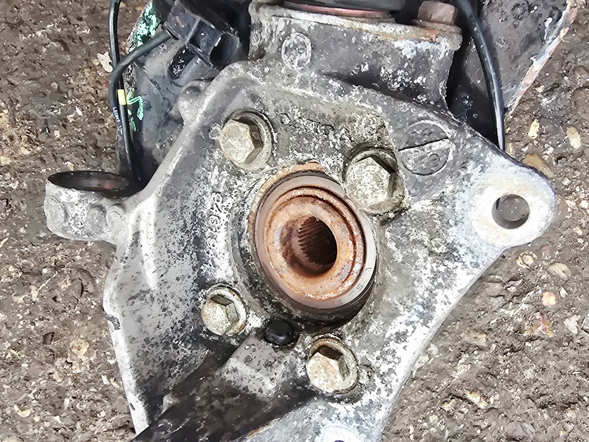 2004 Volvo S80 Front Right Driver Hub Assembly 2002-2006 2.4 Diesel Stock 9874