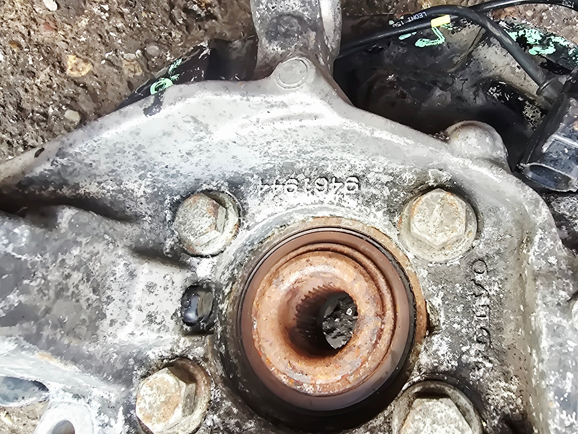 2004 Volvo S80 Front Right Driver Hub Assembly 2002-2006 2.4 Diesel Stock 9874