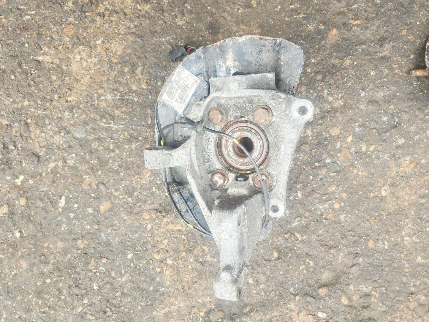 2006 Volvo XC70 Front Right Hub Assembly 310860 | VS Breakers