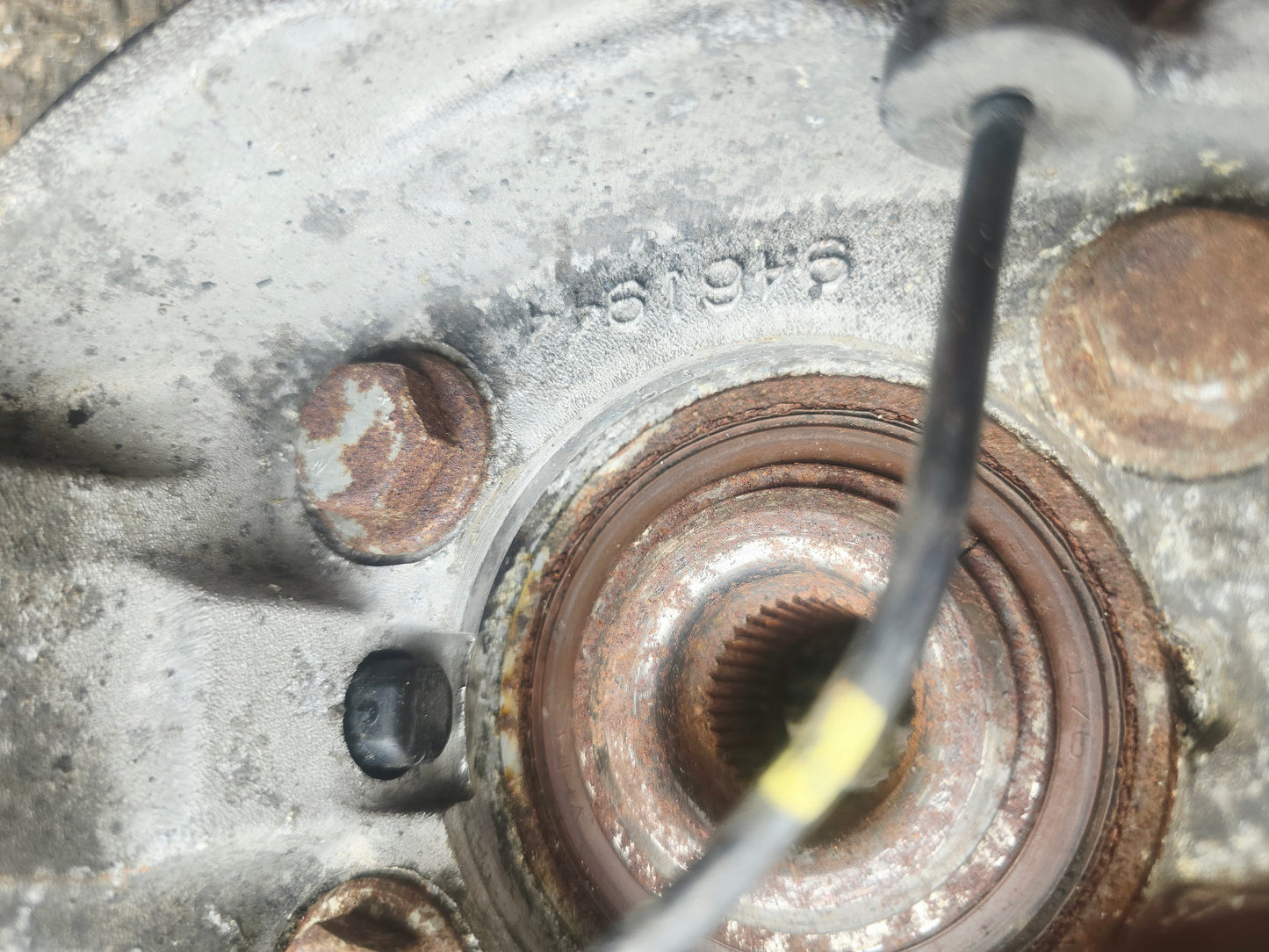 2006 Volvo XC70 Front Right Hub Assembly 310860 | VS Breakers