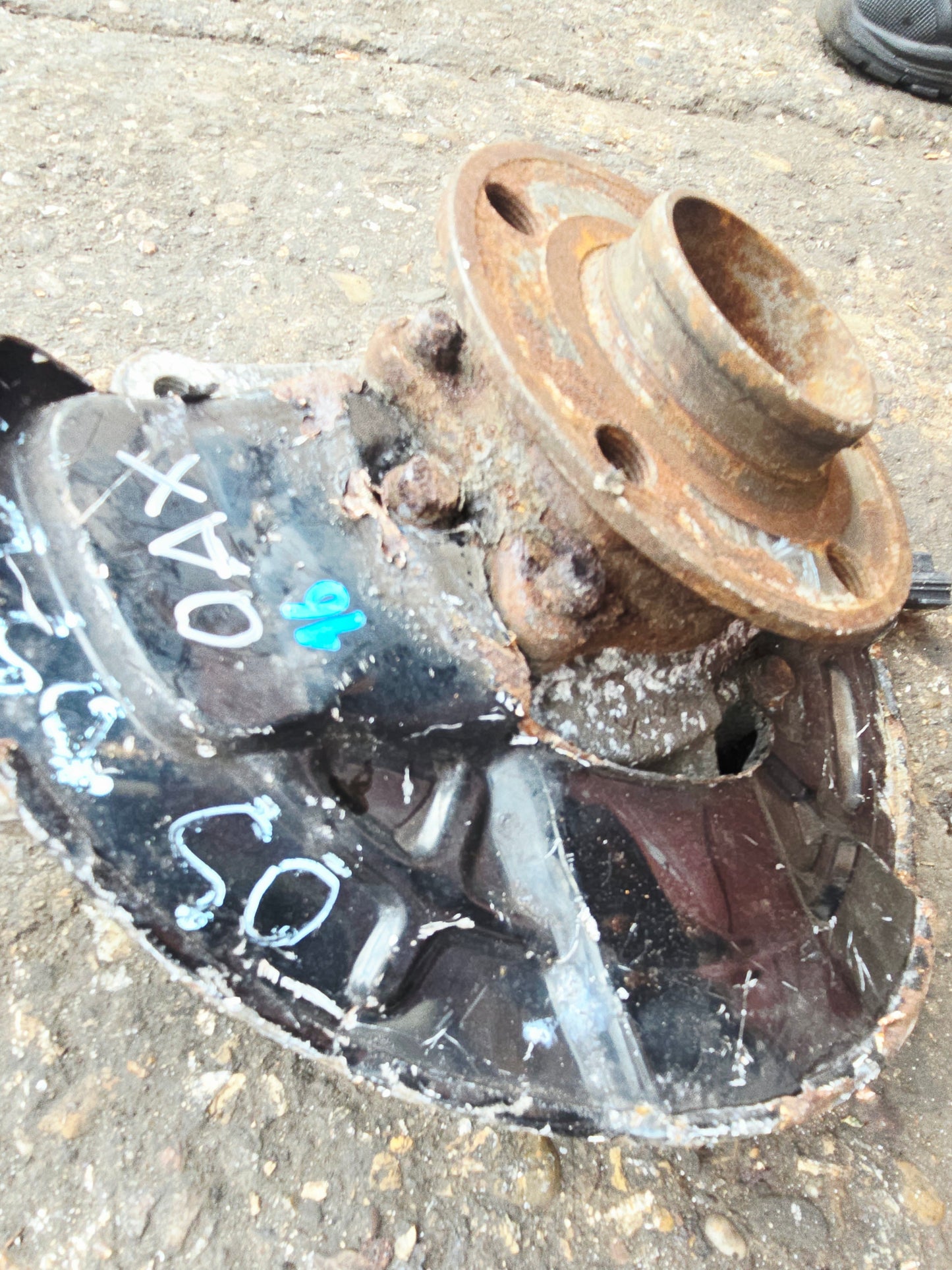 2006 Volvo XC70 Front Right Hub Assembly D5 310860