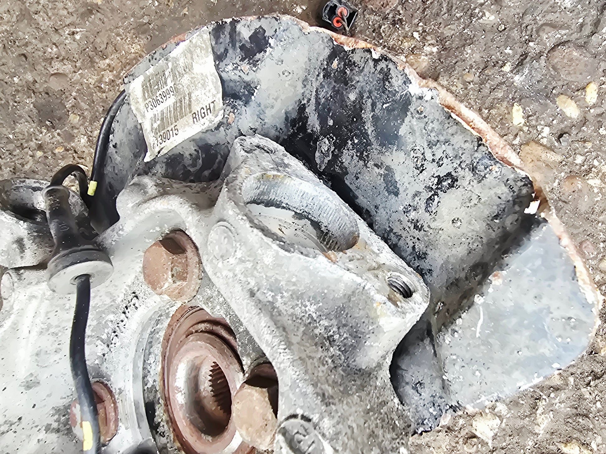 2006 Volvo XC70 Front Right Hub Assembly 310860 | VS Breakers