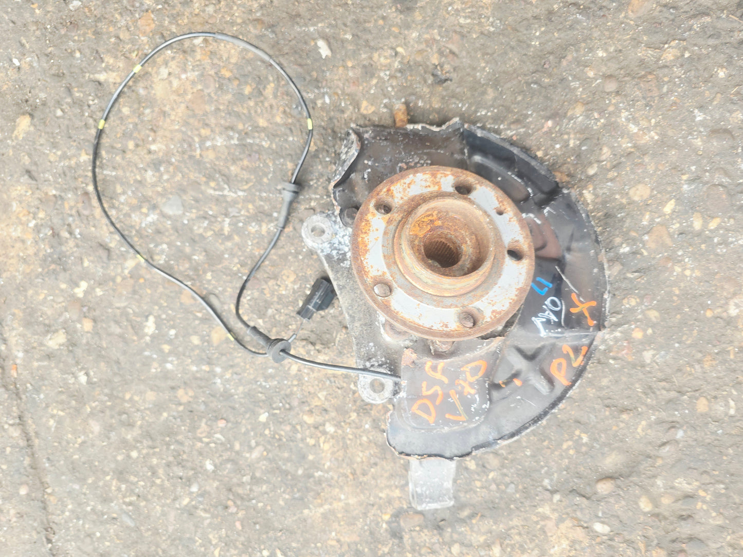 2006 Volvo XC70 Front Right Hub Assembly D5 310860