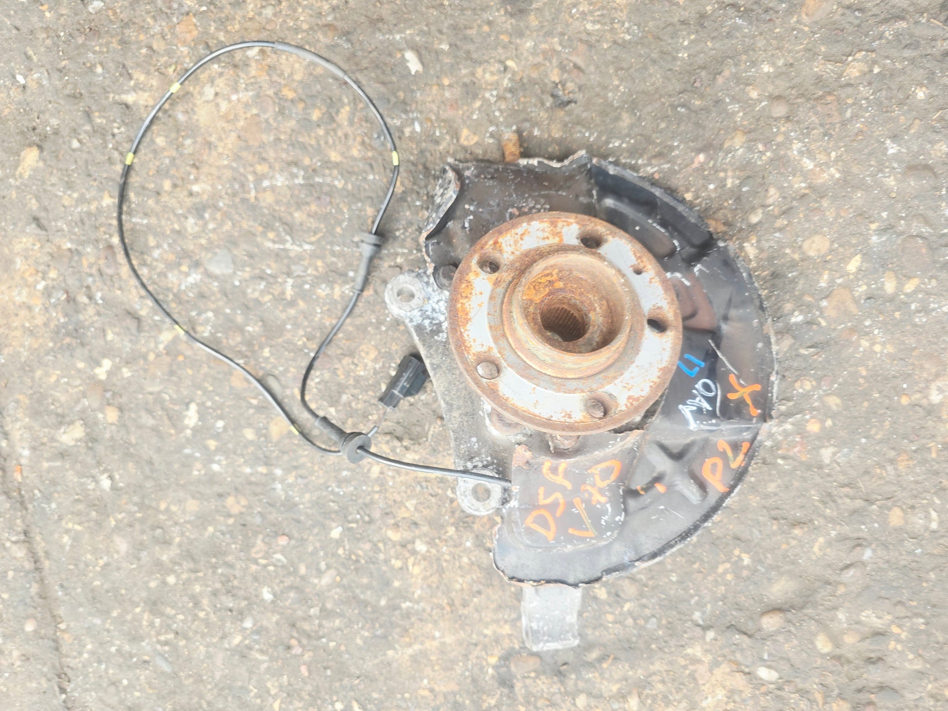 2006 Volvo XC70 Front Right Hub Assembly D5 310860