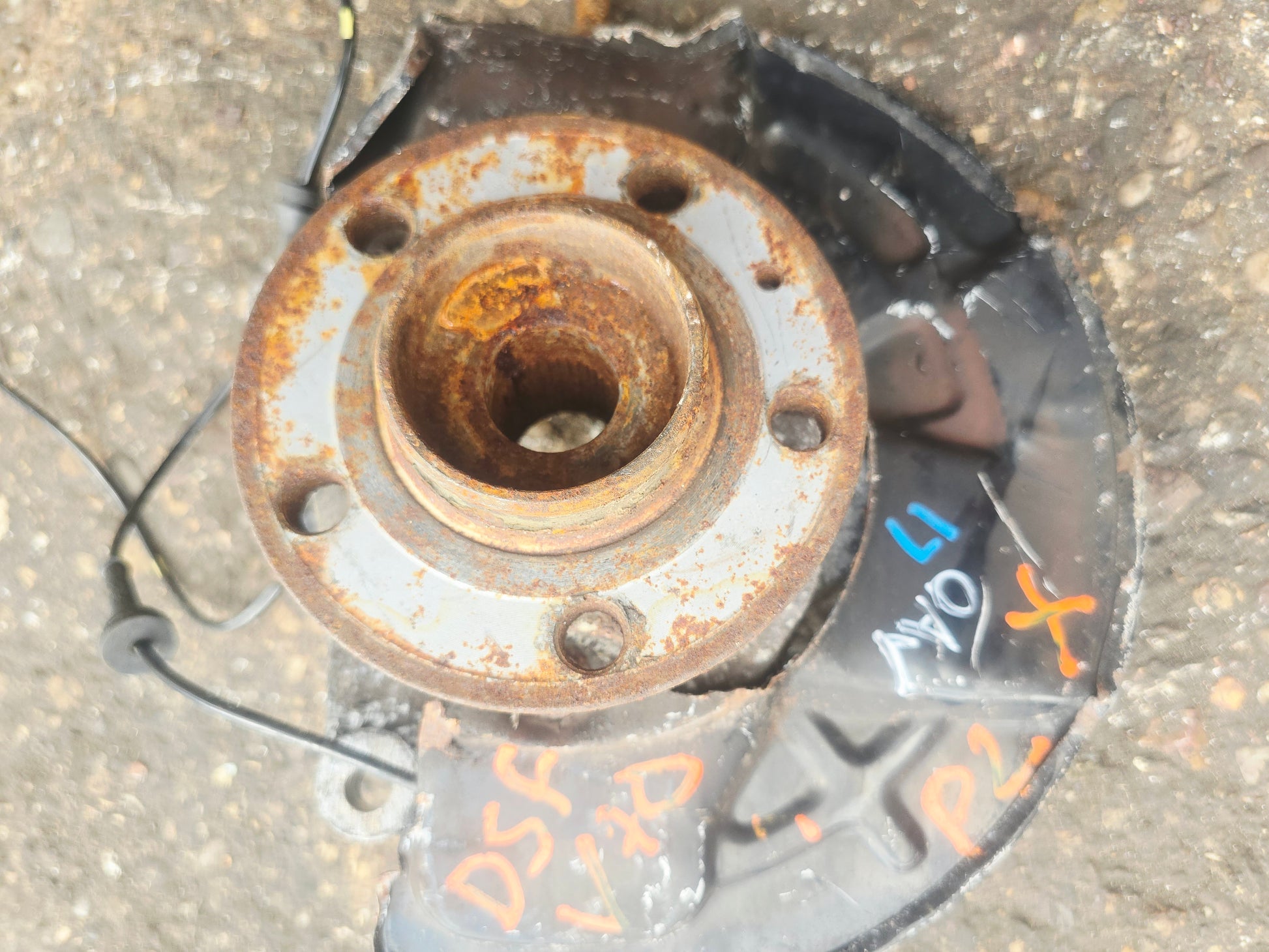 2006 Volvo XC70 Front Right Hub Assembly D5 310860