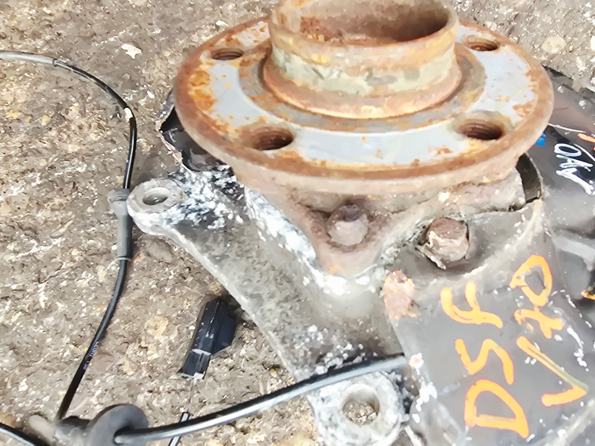 2006 Volvo XC70 Front Right Hub Assembly D5 310860